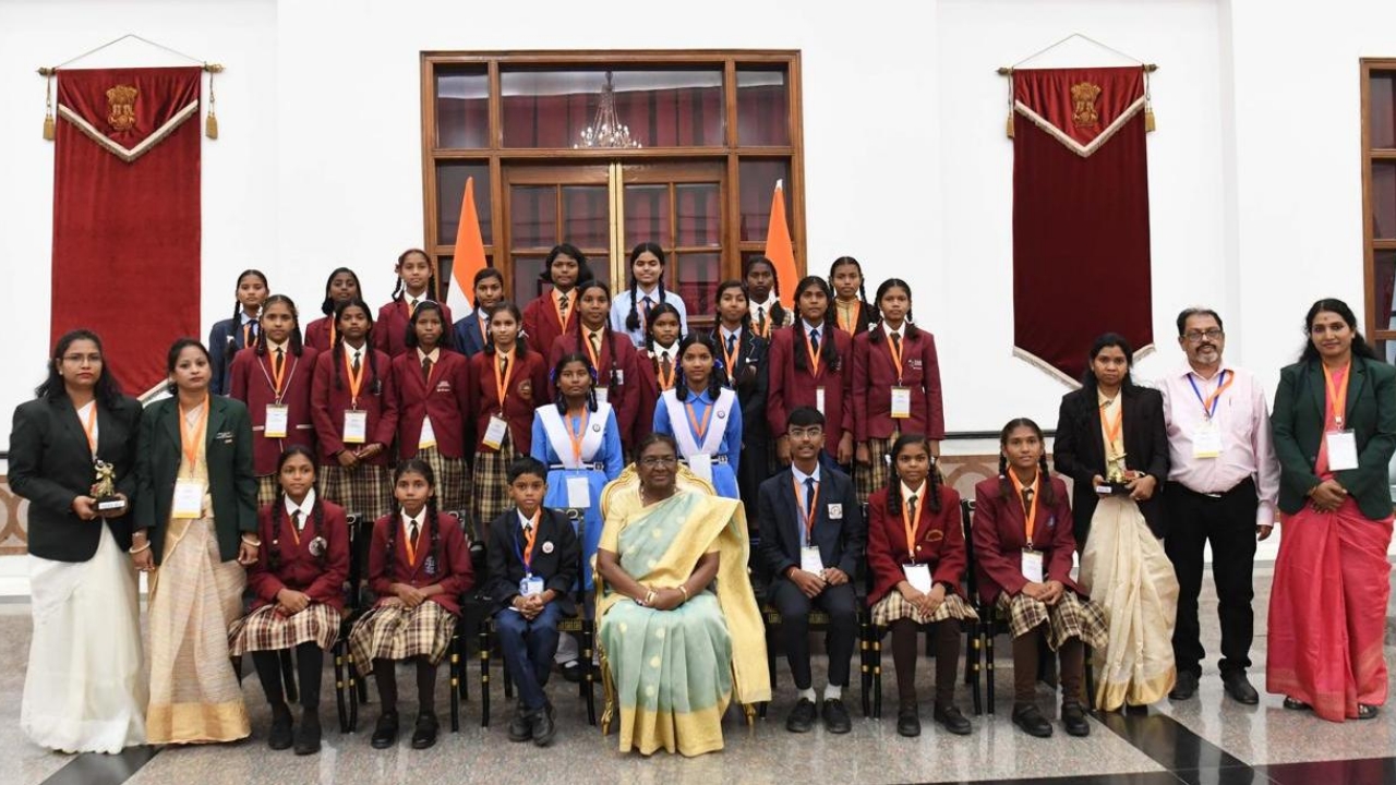 Students of Surguja division met President Draupadi Murmu